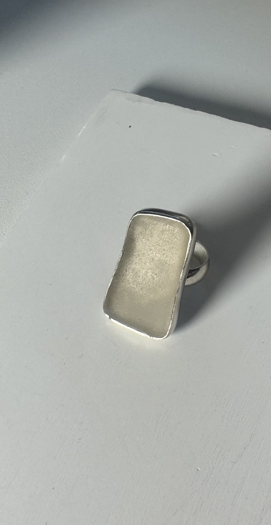 Srebrny pierścionek regulowany ze szkłem morskim