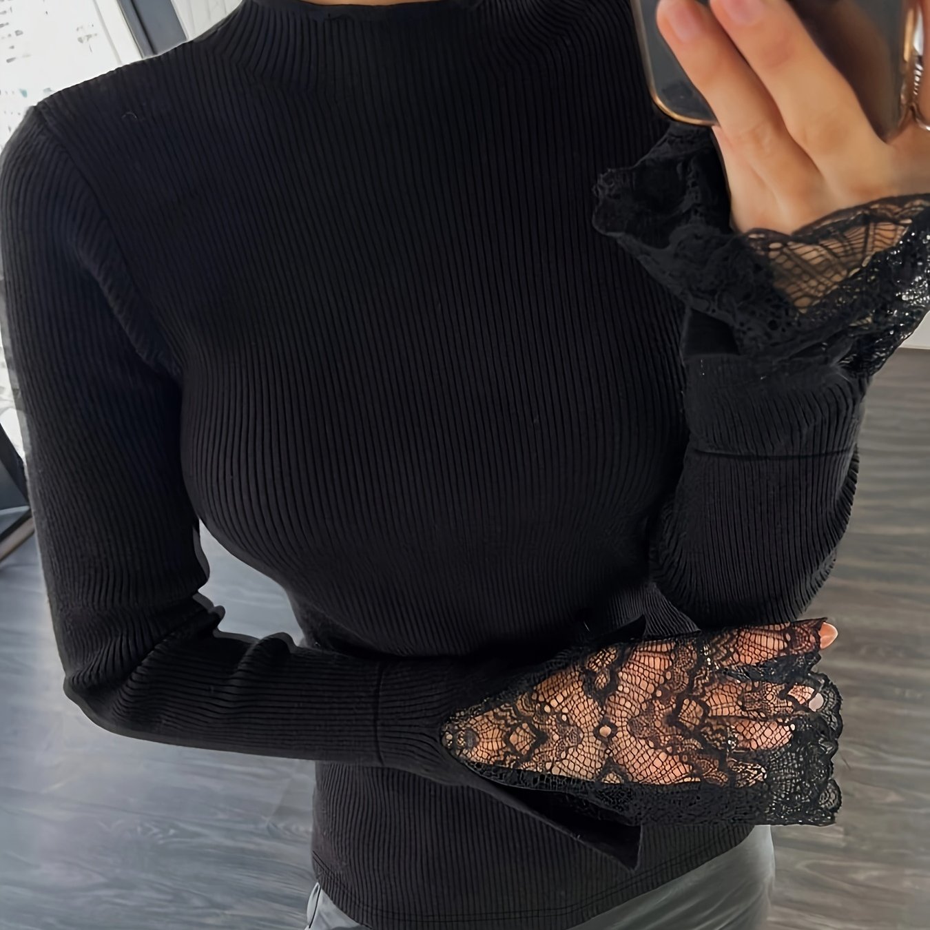 TEMU Czarny top z imitacją kołnierzyka i koronkowymi rękawami dzwoneczkami, idealny na jesień i zimę.
