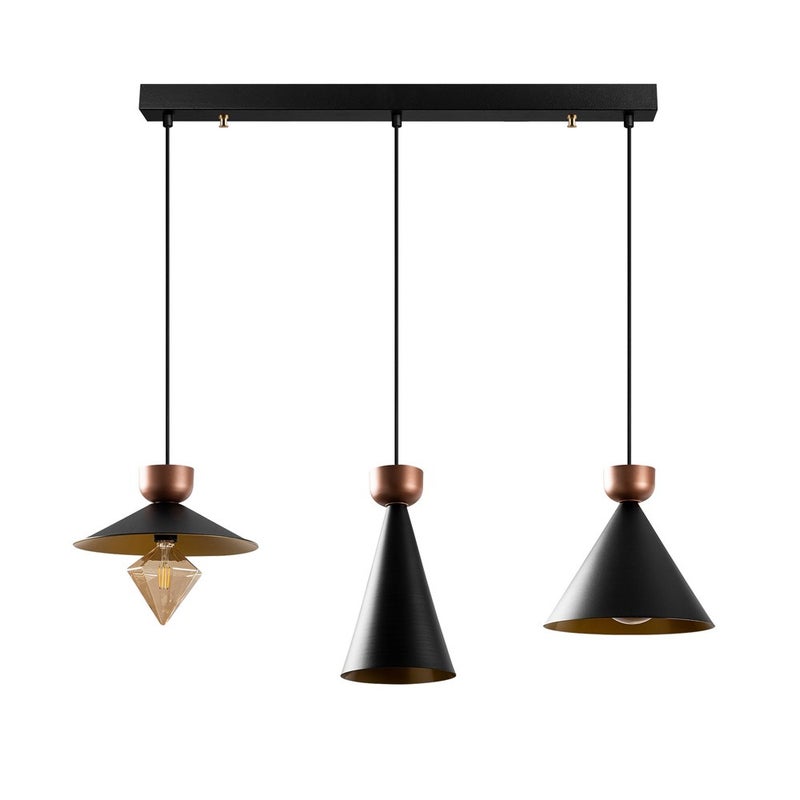 Nowoczesna lampa sufitowa Momo z oryginalnymi czarnymi kloszami w różnych kształtach i miedzianymi detalami.