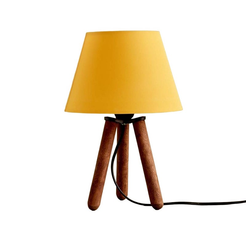 Drewniana lampa stołowa na trójnogu z żółtym abażurem Yago