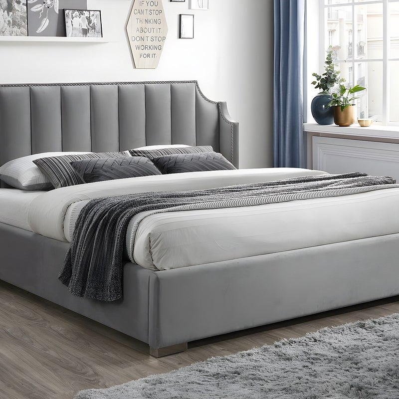 Łóżko ze skrzynią 140 × 190 cm z zagiętym zagłówkiem – Welurowe – Jasnoszare + Materac – TEOMIS