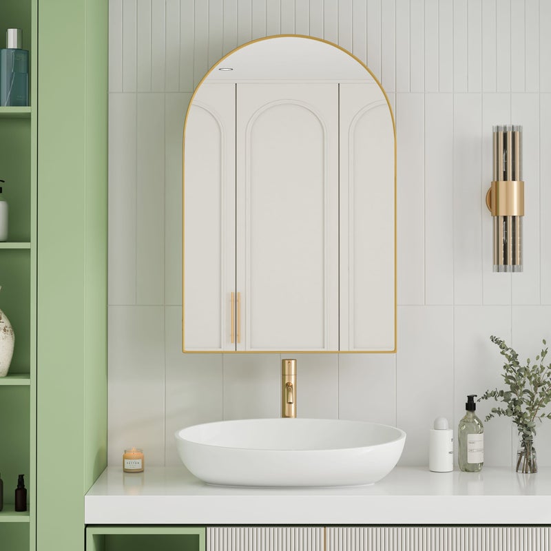 Elegancka szafka z lustrem łukowym ze złotą metalową ramą, regulowanymi półkami, montażem ściennym lub podtynkowym, idealna do łazienki