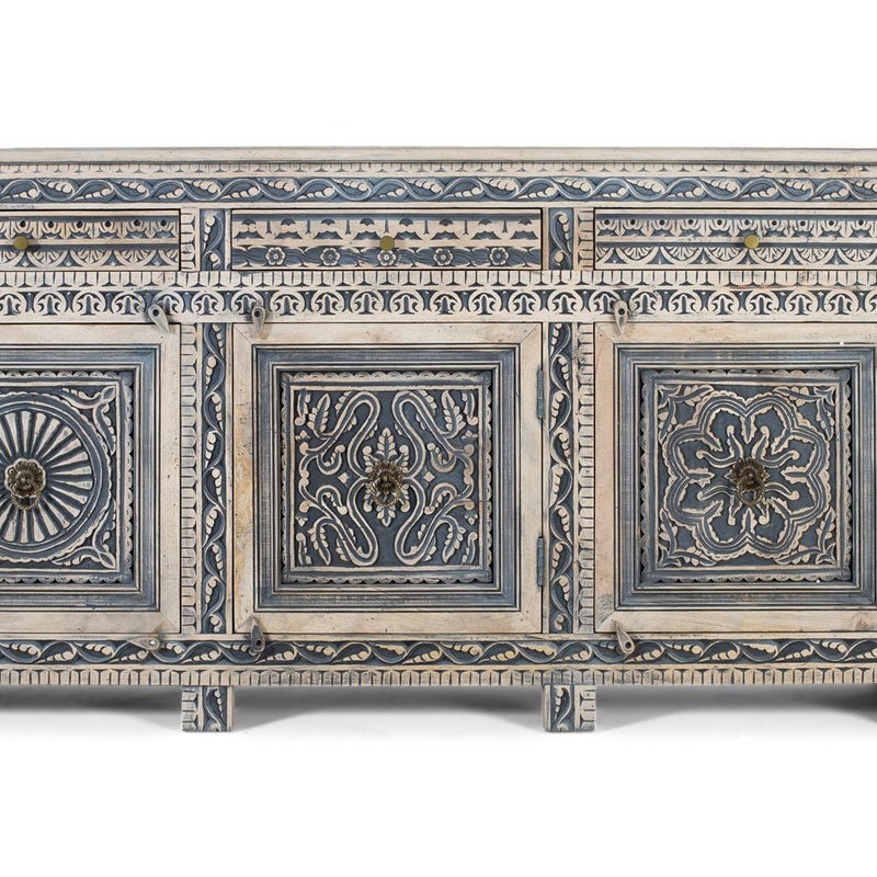 Bufet trzypoziomowy i cztery porty w lesie sheesham