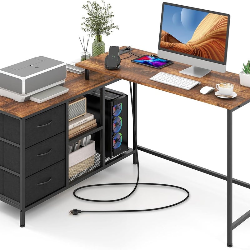 Biurko Komputerowe w Kształcie Litery L z Gniazdkiem Elektrycznym, Stacją Ładującą, 3 Szufladami z Tkaniny i Półkami z Metalowej Siatki (Brązowe)