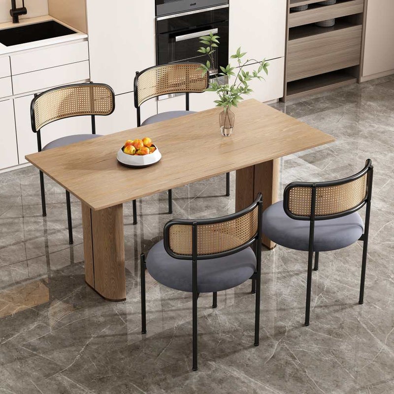 Zestaw 4 krzeseł z szarego rattanu, nowoczesny design do jadalni i salonu. Solidna metalowa rama z 4 nogami.