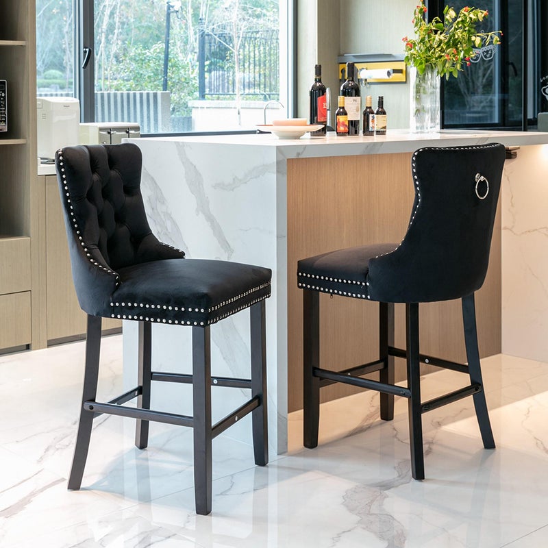 Zestaw 2 tapicerowanych stołków barowych Z ozdobnymi nitami i drewnianymi nogami Chromowane wykończenie z nitami Pokrycie z czarnego aksamitu