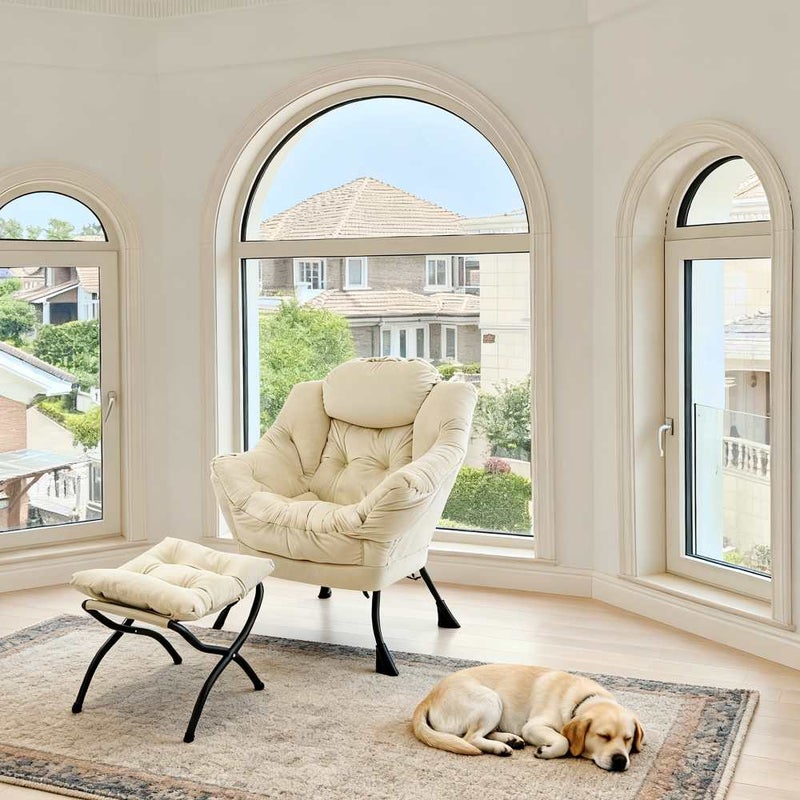 Beżowy fotel rozkładany z podnóżkiem, podłokietnikami i kieszenią boczną – wygodny do salonu, sypialni lub biura.