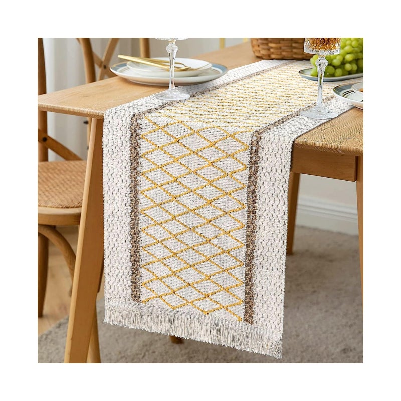Rustykalny bieżnik makramowy z frędzlami, wykonany z bawełny i juty, idealny na stół w kuchni lub jadalni.