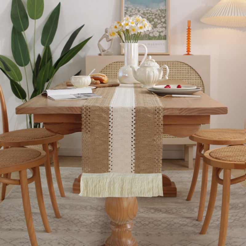 Bieżnik stołowy w stylu boho w kolorze beżowo-kości słoniowej z frędzlami, wykonany z tkanego lnu o neutralnej fakturze, na stół kuchenny lub jadalnia