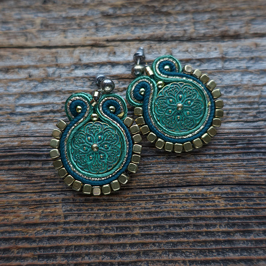 Małe kolczyki sutasz z ozdobnym guzikiem