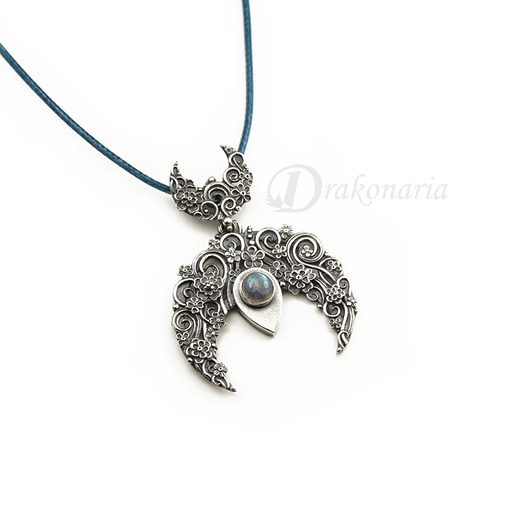 Lunula w kwiatach - labradoryt