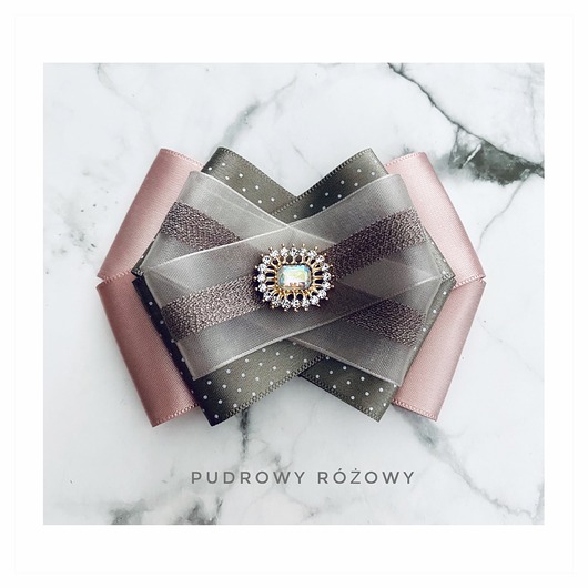 Pudrowa Broszka z aksamitnymi wstążkami