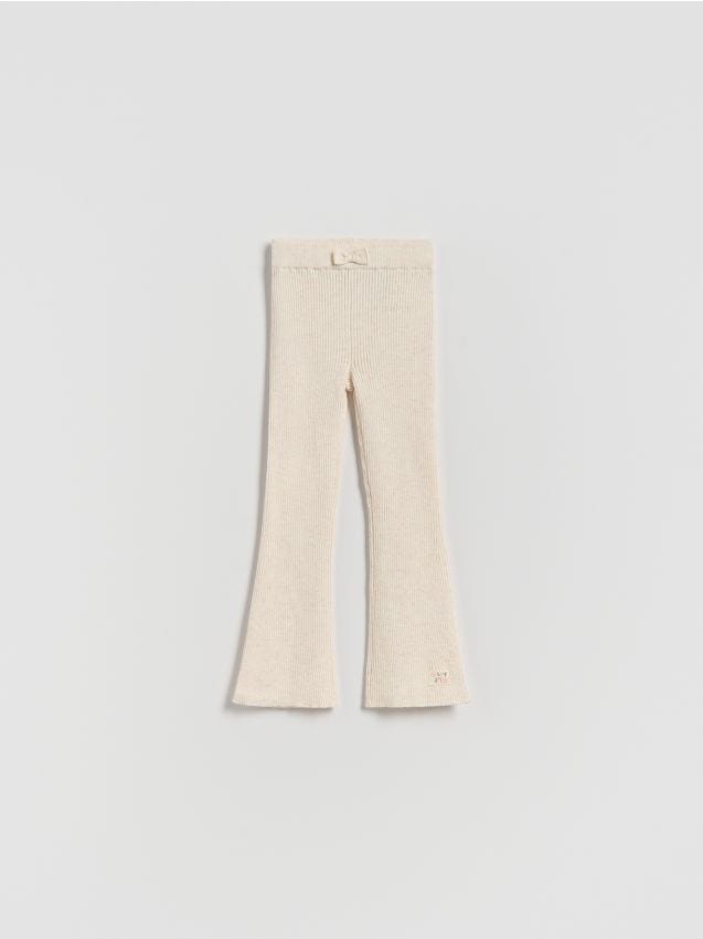 Reserved - Dzianinowe spodnie flare - kremowy