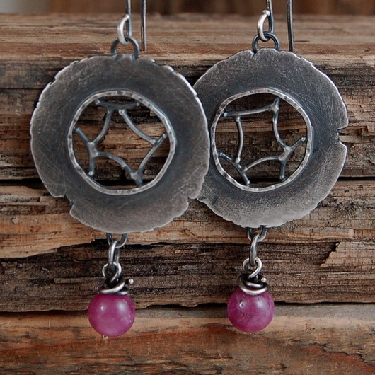 Ażurowe kolczyki srebrne rubin