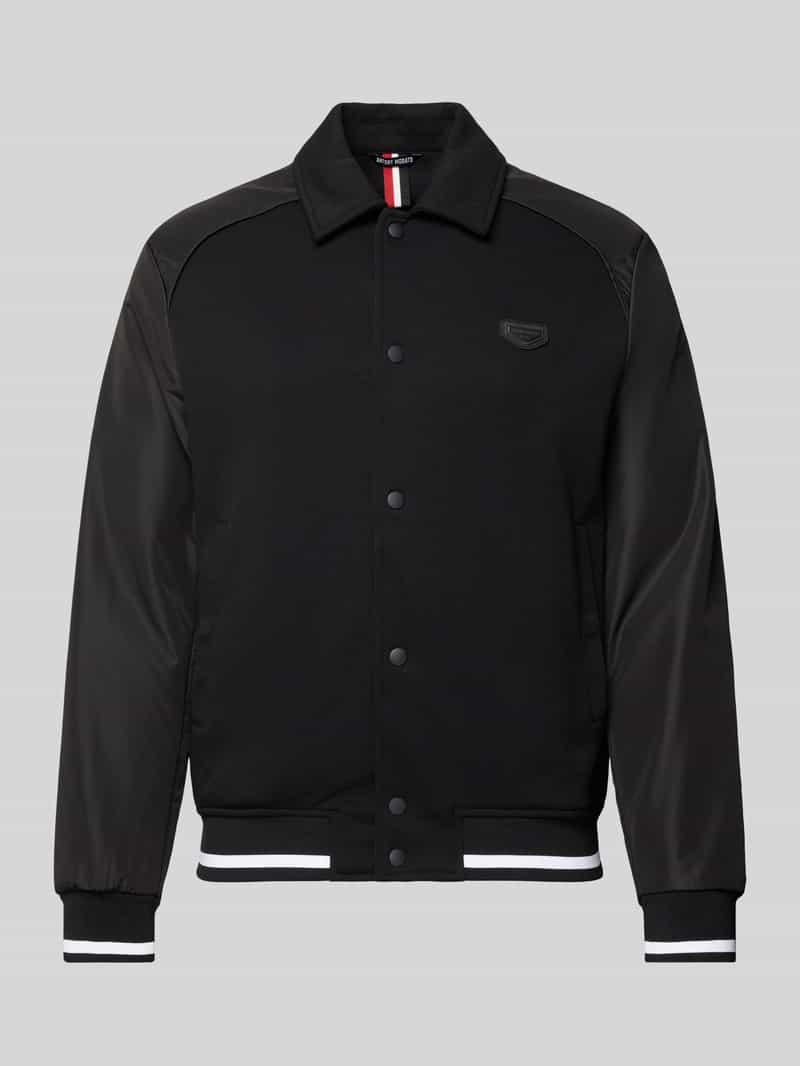 Kurtka z detalem z logo