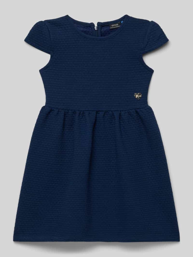 Sukienka o kroju regular fit z aplikacją z logo