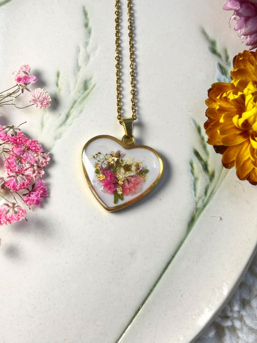 Przepiękny naszyjnik serce z bukietem kwiatów - idealny prezent