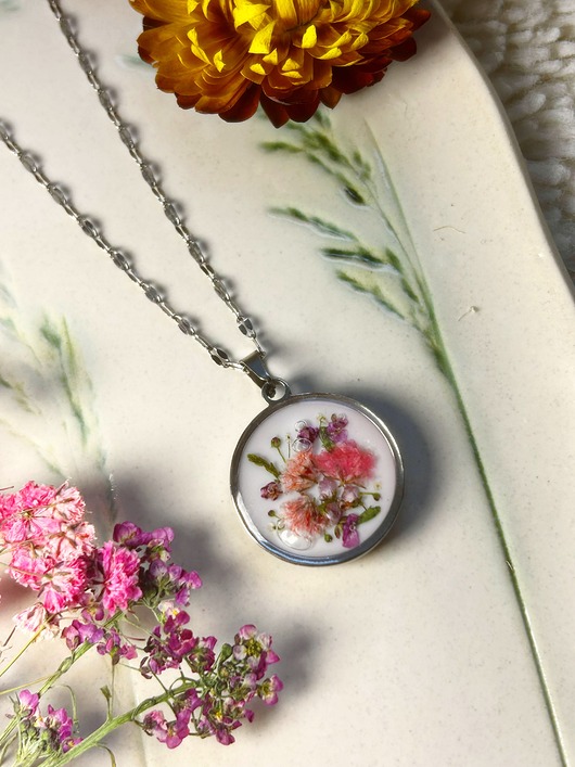 Przepiękny naszyjnik serce z bukietem kwiatów - idealny prezent