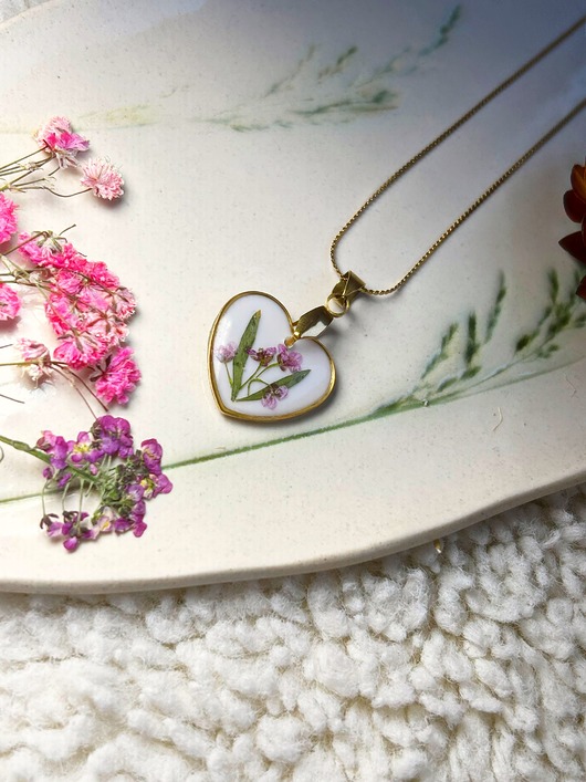 Piękny naszyjnik z kwiatami zamkniętymi w żywicy