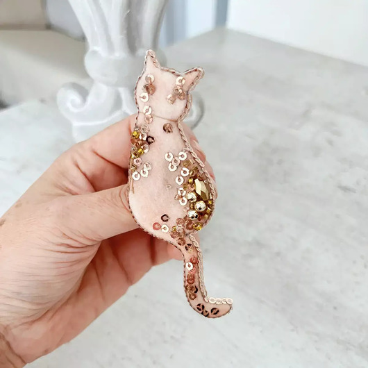 Broszka KOT 12 ręcznie haftowana przypinka kotek