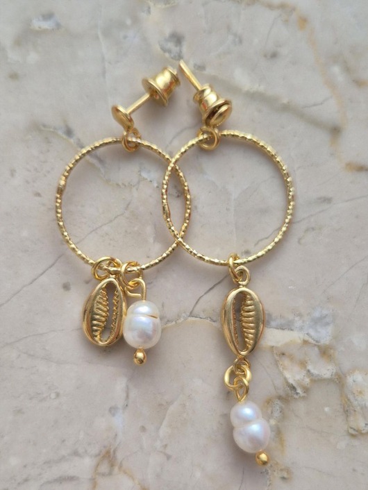 Delikatne kolczyki asymetryczne z perłami i muszelkami, pozłacane srebro