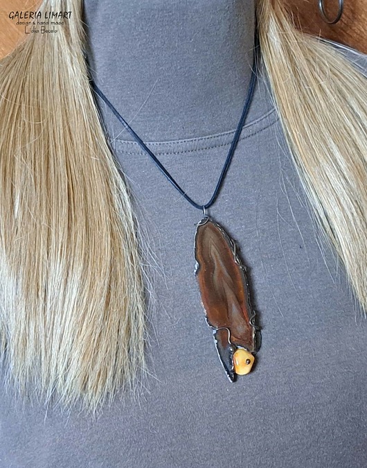 Wisior z agatem brazylijskim w pięknej kolorystyce i bursztynem PREZENT lux