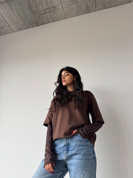 T-shirt bawełniany z koronkowym rękawem CZEKOLADOWY