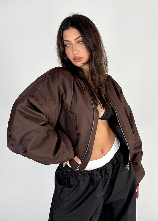 Krótka kurtka typu bomber praline