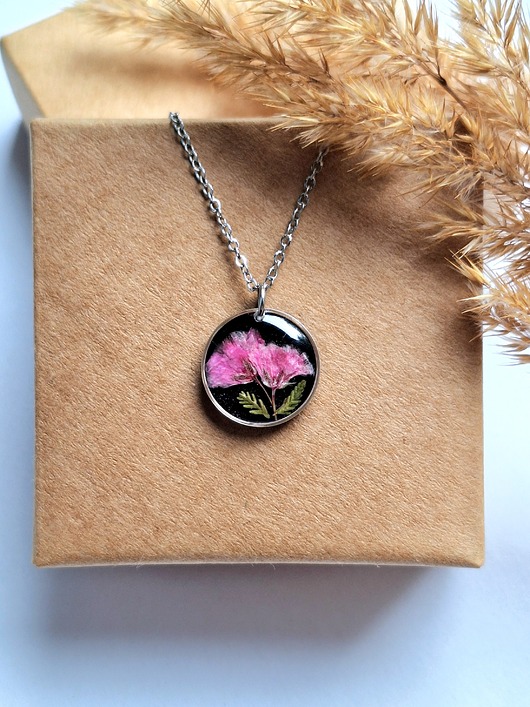 Wisiorek z żywicy z suszonymi kwiatami różowej gipsówki srebrny