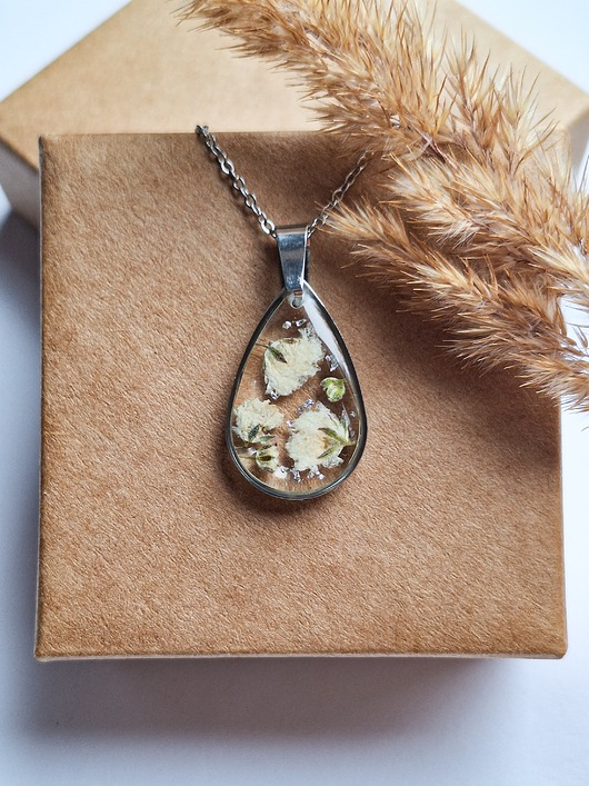 Naszyjnik z żywicy łezka srebrny kwiaty białej gipsówki