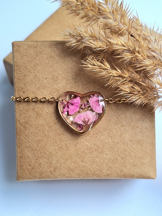 Bransoletka z żywicy serduszko z różową gipsówką
