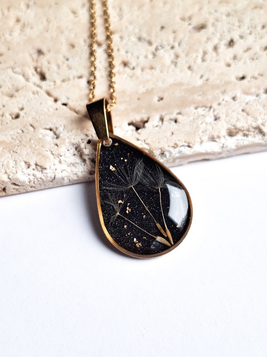 Wisiorek z żywicy z dmuchawcem łezka