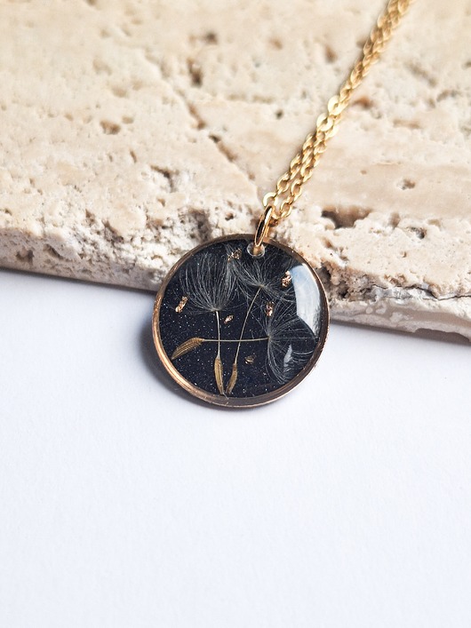 Wisiorek z żywicy z dmuchawcem kółko