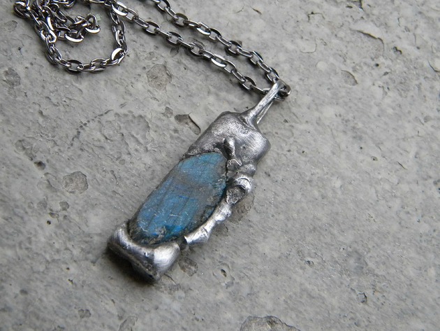 Płyta z surowym labradorytem - naszyjnik