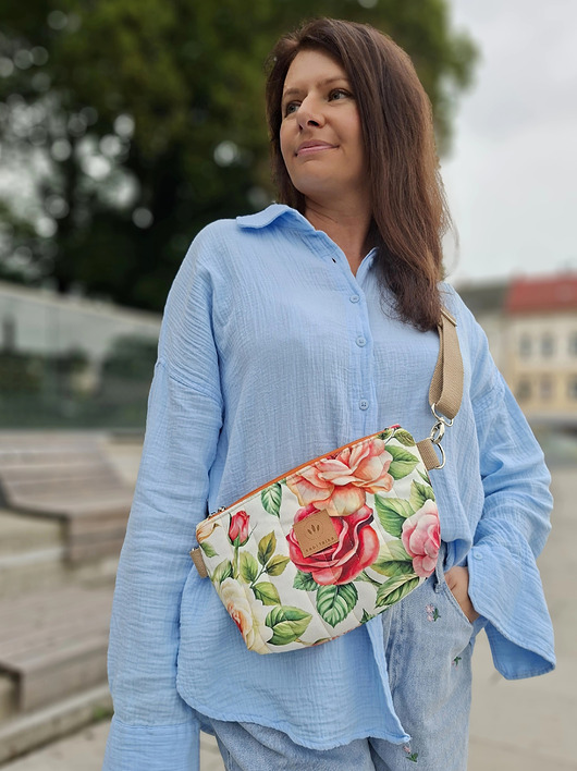 Pikowana nerka z weluru w róże Sofia