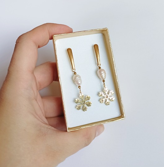 Kolczyki pozłacane śnieżynki : perły : wyjątkowy prezent
