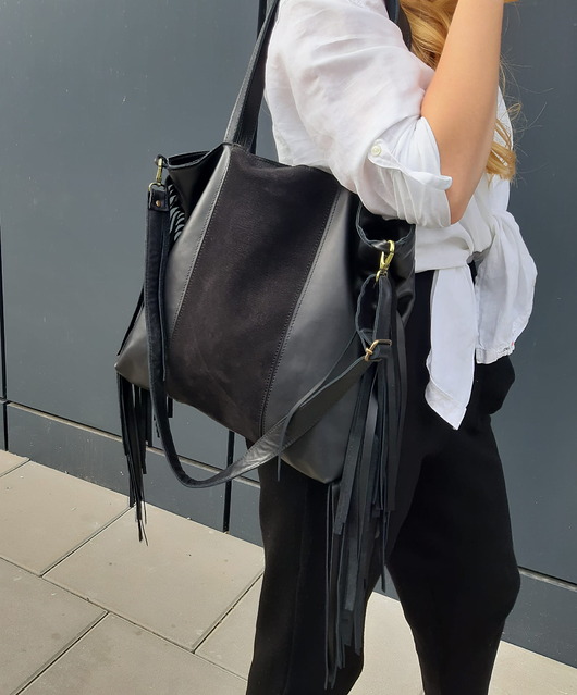 Czarna skórzana torba z długimi frędzlami