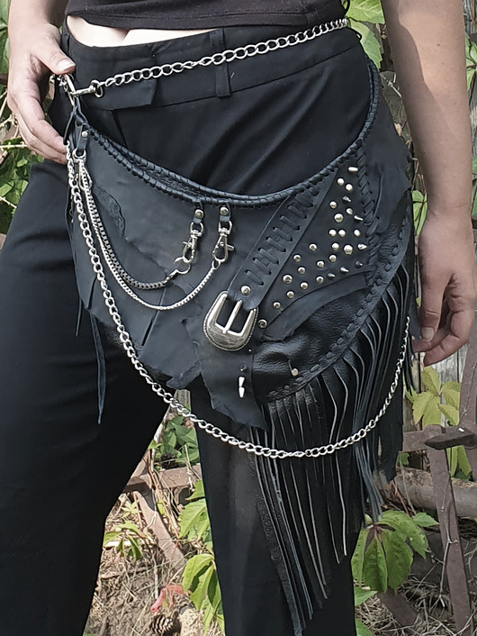 Na ramię i na biodro, skórzana asymetryczna torba z frędzlami