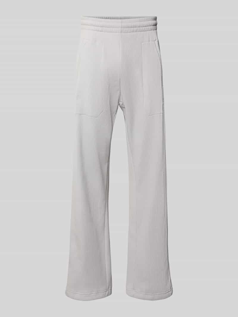 Spodnie dresowe o kroju straight fit z fakturowanym wzorem model ‘Essentials’