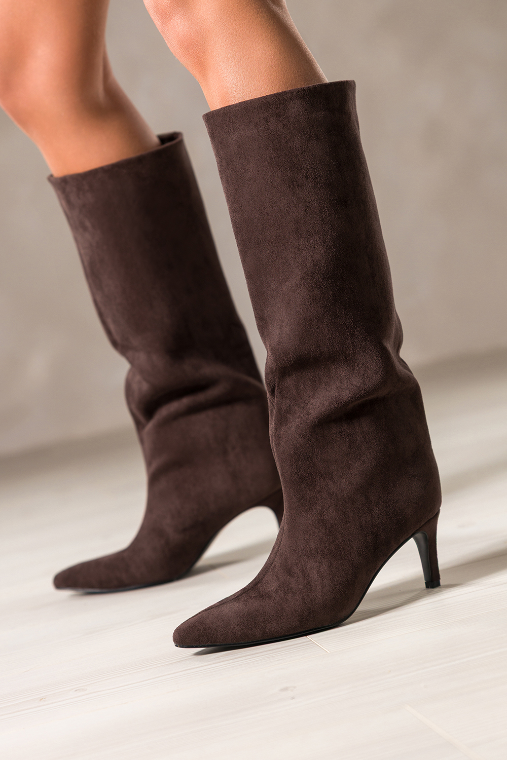 Czekoladowe kozaki damskie z zamszu ekologicznego na szpilce przed kolano szeroka cholewka Carla OZ6876