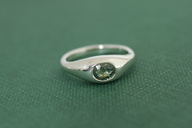 Pierścionek Syget z zielonym, mszystym szairem