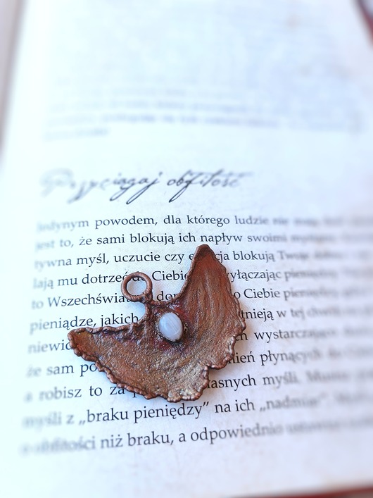 Ginko z kamieniem księżycowym liść wisior miedziany