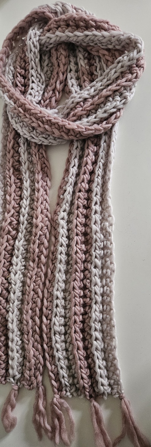 Wełniany szal w kolorze pudrowym i kredy