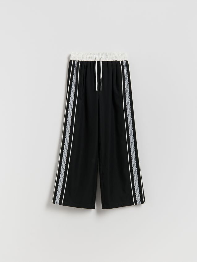 Reserved - Spodnie z koronkowymi lampasami - czarny