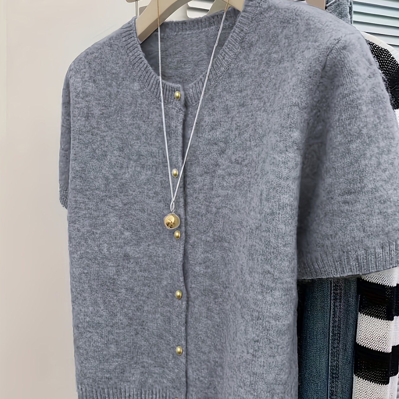 TEMU Nowy szary kardigan z krótkim rękawem 2025 Elegancki okrągły dekolt, jednolity , złote guziki, uniwersalny do dojazdów do pracy, idealny na