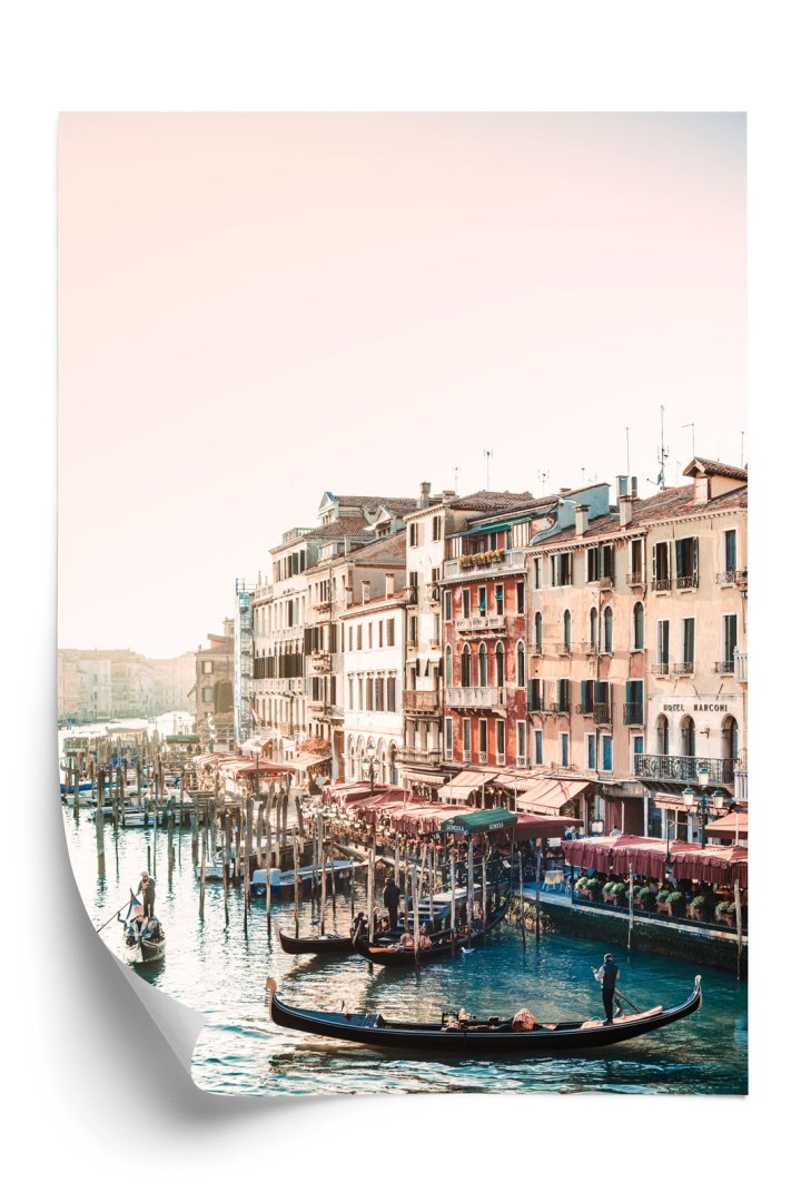 Plakat Widok Na Ulicę Wodną Z Gondolami I Stare Budynki W Wenecji
