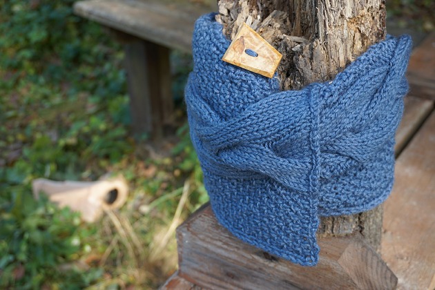 Ręcznie dziergany niebieski komin z warkoczem i guzikiem z drewna oliwnego