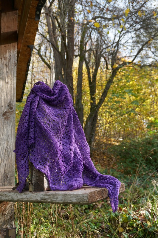 Trójkątny szal z jedwabiu i merino, ręcznie dziergany, fioletowy