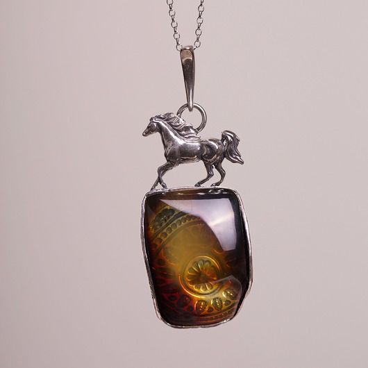 Wisiorek koń bursztyn bałtycki