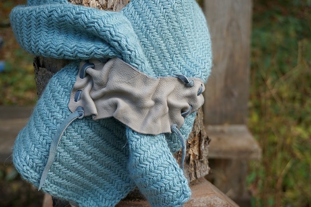 Ręcznie dziergany jasnoniebieski szal z wełny merino ze skórzanym detalem